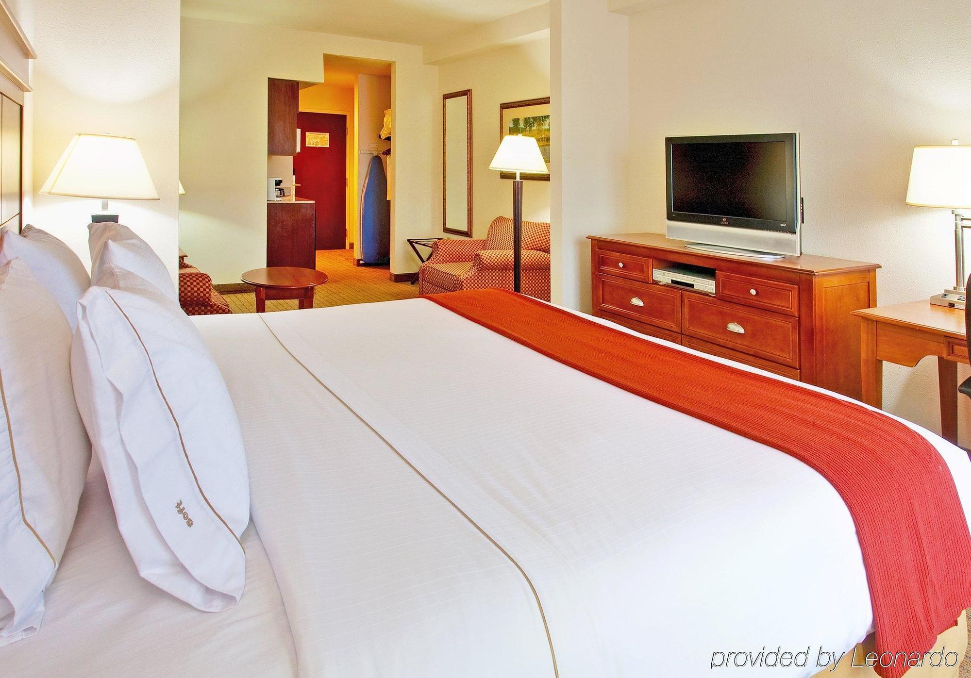 Holiday Inn Express & Suites Dyersburg, An Ihg Hotel Habitación foto